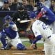 El primera base de los Azulejos de Toronto Vladimir Guerrero Jr. (d), conecta un sencillo contra el lanzador de los Los Angeles Dodgers, Blake Treinen (2-i), durante la séptima entrada del juego tres de la Serie Mundial de MLB. EFE/EPA/CAROLINE BREHMAN