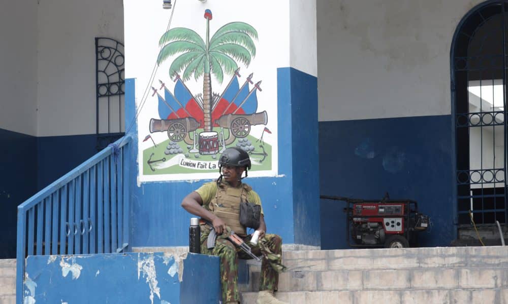 Fotografía del 24 de septiembre de 2025 que muestra a un integrante de la Policía frente a la comisaría en Petite Rivière de l'Artibonite (Haití). EFE/ Patrice Noel