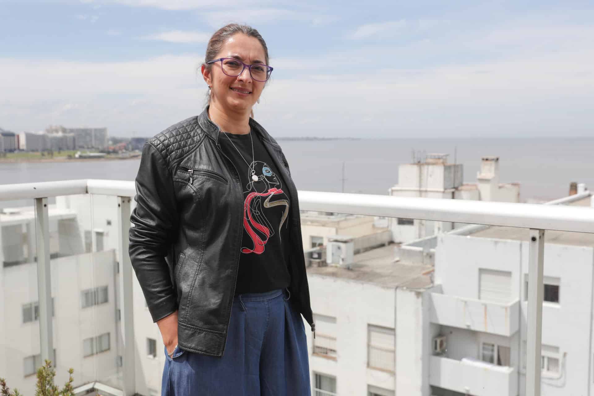 Fotografía del 22 de octubre de 2025 de la directora general de Médicos Sin Fronteras (MSF) para Latinoamérica, Nancy Guerrero, posando al finalizar una entrevista con EFE en Montevideo (Uruguay). EFE/ Alejandro Prieto