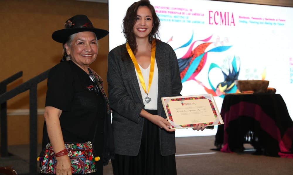 La líder Indígena, Tarcila Rivera, entrega un reconocimiento a la periodista de EFE, Paula Bayarte (d), en representación de Efeminista, este jueves, en Lima (Perú). EFE/ Paolo Aguilar