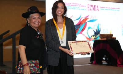 La líder Indígena, Tarcila Rivera, entrega un reconocimiento a la periodista de EFE, Paula Bayarte (d), en representación de Efeminista, este jueves, en Lima (Perú). EFE/ Paolo Aguilar