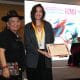 La líder Indígena, Tarcila Rivera, entrega un reconocimiento a la periodista de EFE, Paula Bayarte (d), en representación de Efeminista, este jueves, en Lima (Perú). EFE/ Paolo Aguilar
