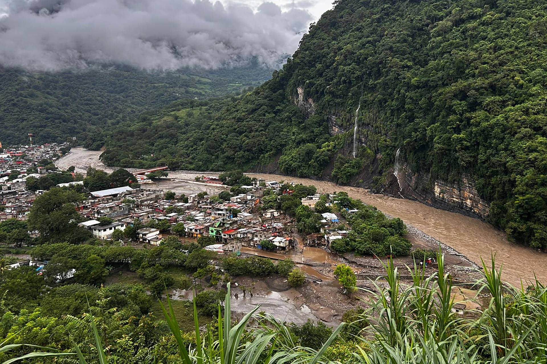 Fotografía que muestra zonas afectadas por las fuertes lluvias en Huehuetla (México). EFE/David Martínez Pelcastre
