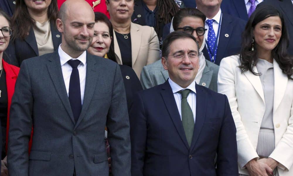 El ministro de Asuntos Exteriores de España, José Manuel Albares (c), y su homólogo francés, Jean-Noël Barrot (i), participan en la 4ª Conferencia Ministerial sobre Diplomacia Feminista en París este miércoles. EFE/ Edgar Sapiña Manchado
