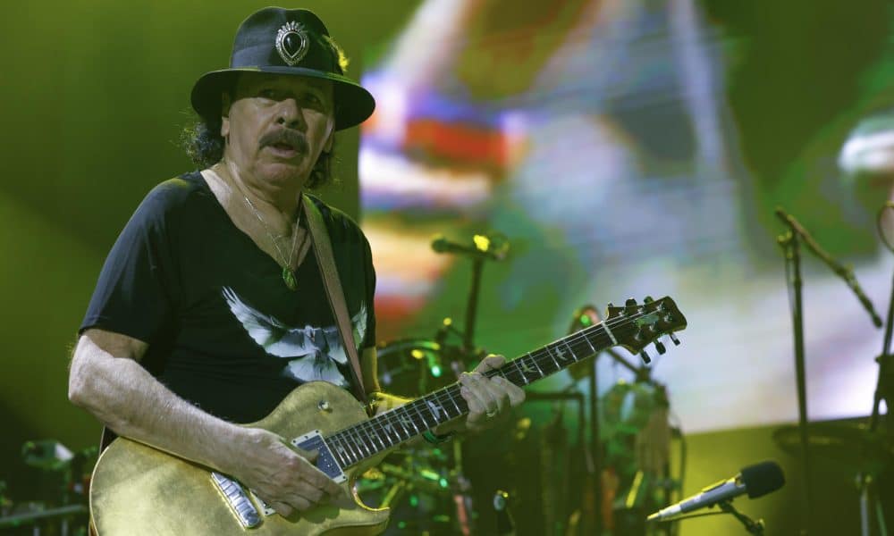 El guitarrista mexicano Carlos Santana actúa en las Noches del Botánico en Madrid. Fotografía de archivo. EFE/ Juanjo Martín