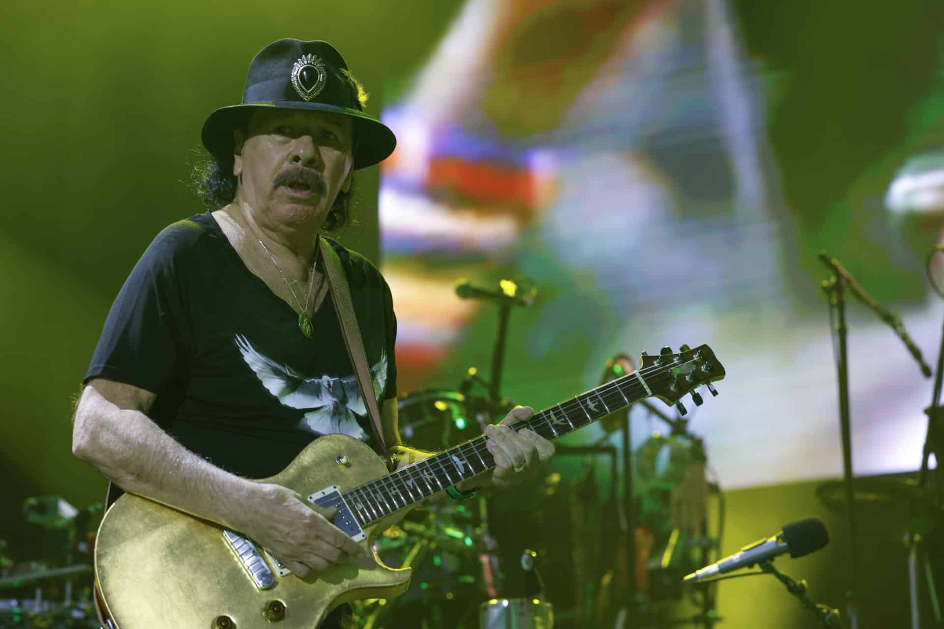 El guitarrista mexicano Carlos Santana actúa en las Noches del Botánico en Madrid. Fotografía de archivo. EFE/ Juanjo Martín