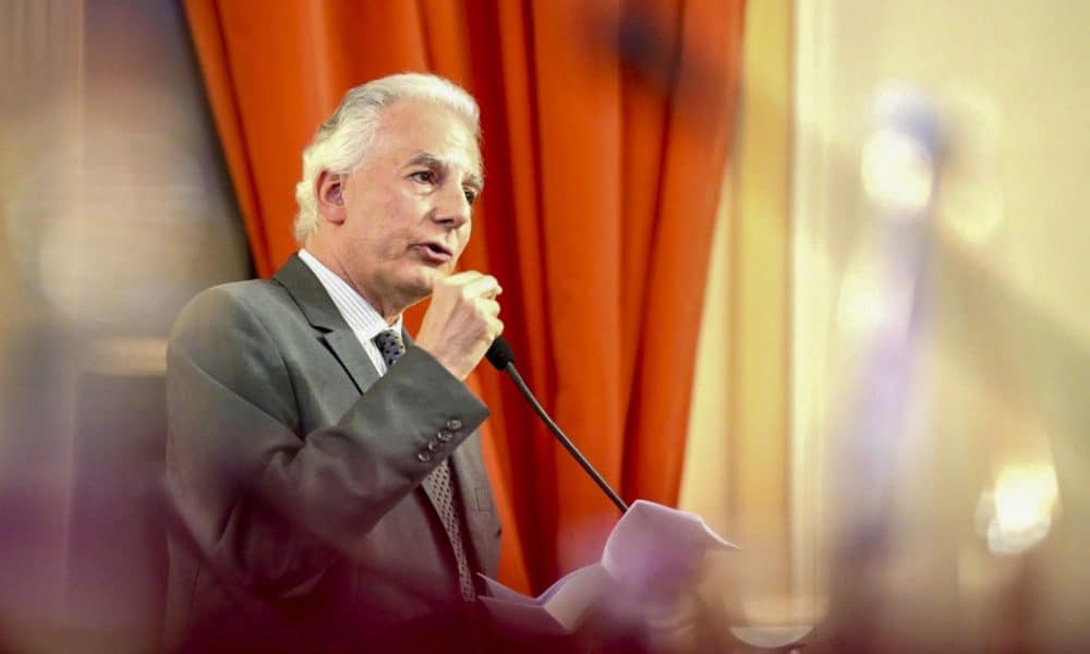 El hijo del escritor Mario Vargas Llosa, Álvaro Vargas Llosa, desveló detalles sobre los últimos días de su padre en el homenaje al escritor peruano celebrado en la noche del 7 de octubre de 2025 en la Casa de Latinoamérica, en París. EFE/Instituto Cervantes/Xose Bouzas