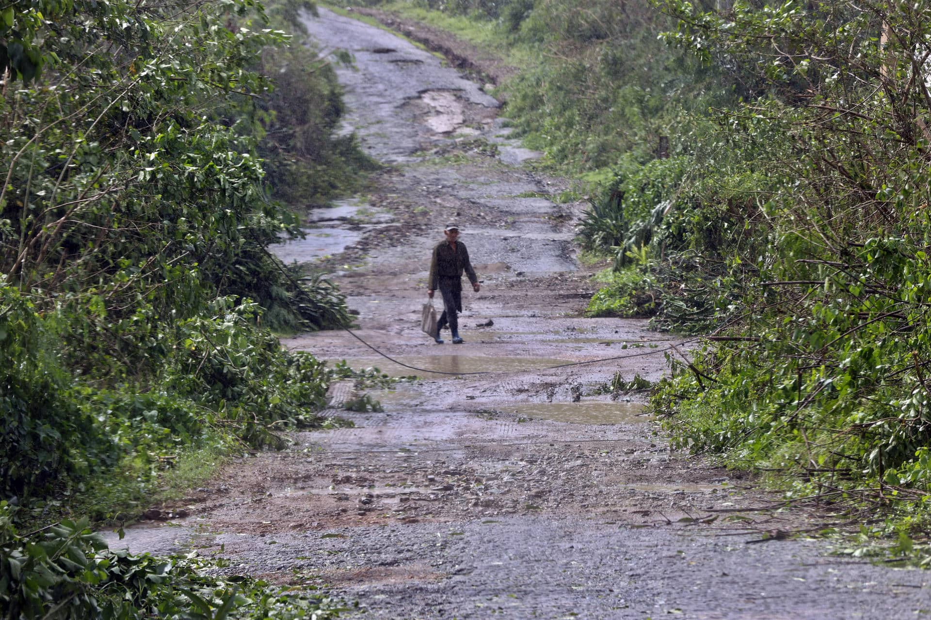 Una persona camina en una carretera ayer miércoles, en el poblado de Guama en Santiago de Cuba (Cuba). EFE/ Ernesto Mastrascusa