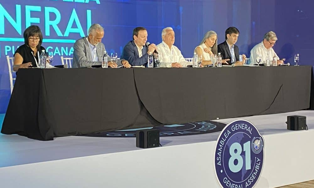 El presidente de la Sociedad Interamericana de Prensa (SIP), José Roberto Dutriz (c), junto al director ejecutivo de la SIP, Carlos Lauría (3-i), hablan durante el cierre de la 81ª Asamblea General de la SIP este domingo, en Punta Cana (República Dominicana). EFE/ Pau Mompó Alberola