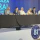 El presidente de la Sociedad Interamericana de Prensa (SIP), José Roberto Dutriz (c), junto al director ejecutivo de la SIP, Carlos Lauría (3-i), hablan durante el cierre de la 81ª Asamblea General de la SIP este domingo, en Punta Cana (República Dominicana). EFE/ Pau Mompó Alberola
