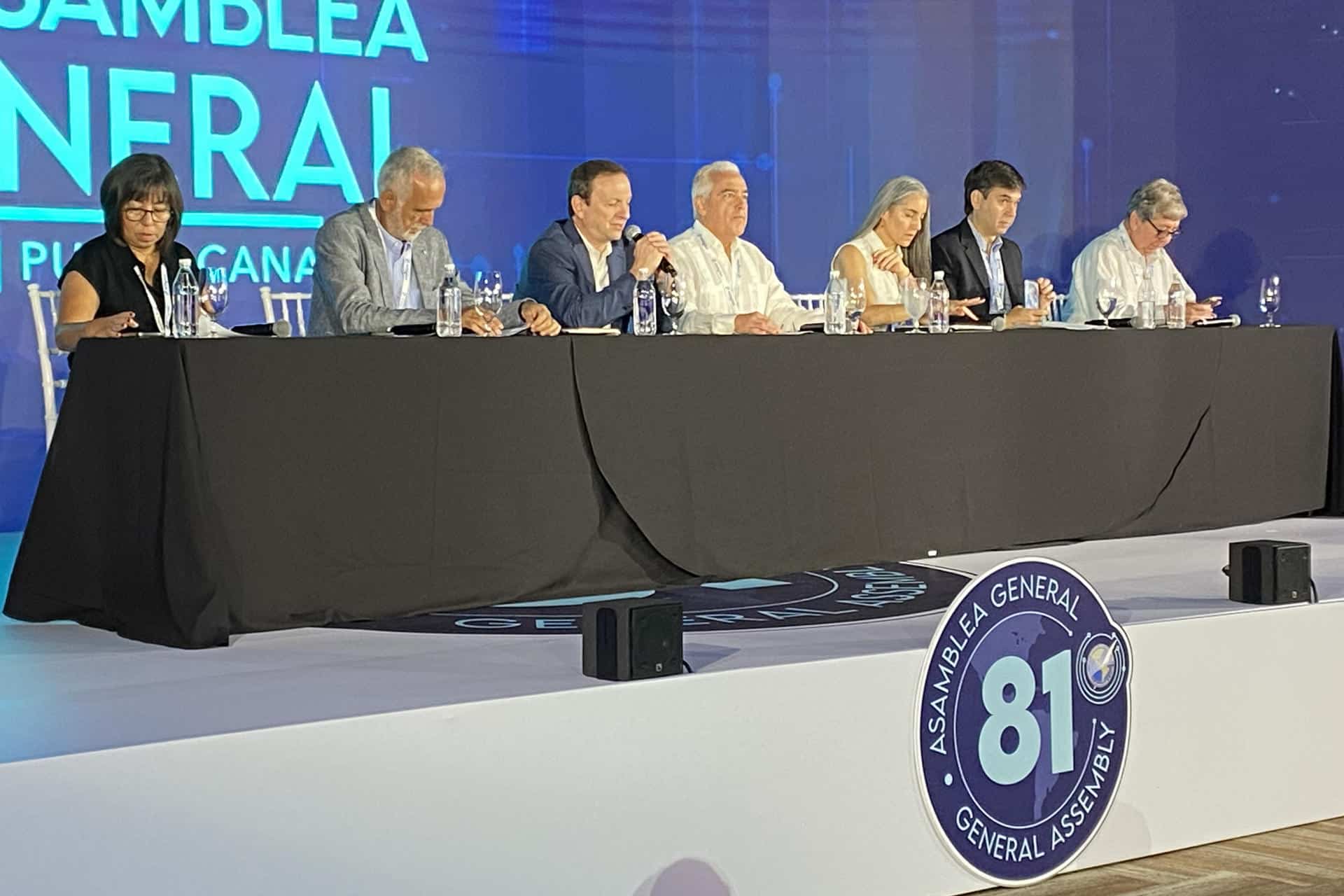 El presidente de la Sociedad Interamericana de Prensa (SIP), José Roberto Dutriz (c), junto al director ejecutivo de la SIP, Carlos Lauría (3-i), hablan durante el cierre de la 81ª Asamblea General de la SIP este domingo, en Punta Cana (República Dominicana). EFE/ Pau Mompó Alberola