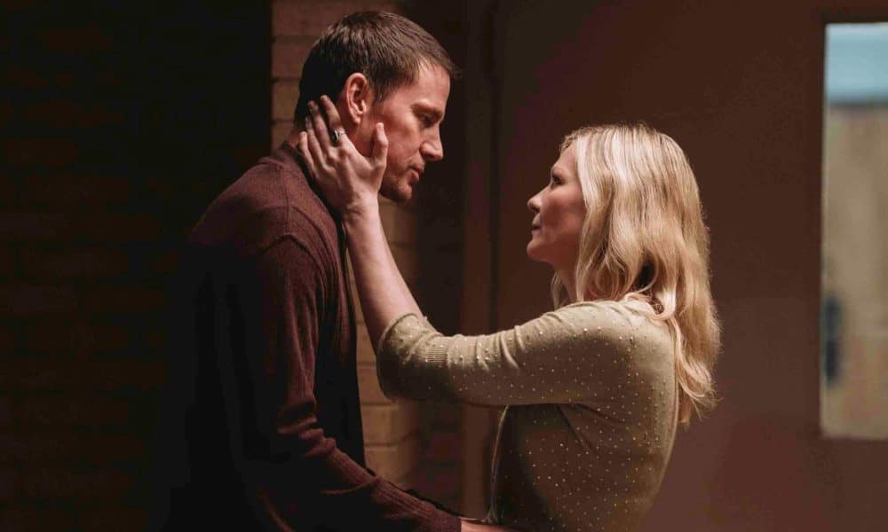 Fotograma cedido por Paramount Pictures donde aparece Channing Tatum (i) como Jeffrey Manchester y Kirsten Dunst como Leigh Wainscott, durante una escena de la película 'Roofman' (titulada en español 'Roofman: Un ladrón diferente') que se estrena este viernes en las salas de cine. Los actores Tatum y Dunst se reencuentran con la niñez en la desaparecida red de jugueterías 'Toys "R" Us', en la tragicomedia 'Roofman', película en la que descubrieron una historia de 'true crime' (crimen real) de un villano "con un gran corazón". EFE/ Davi Russo /Paramount Pictures