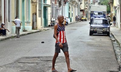 Un hombre camina con una camiseta con los colores de la bandera de Estados Unidos en La Habana (Cuba). EFE/ Ernesto Mastrascusa
