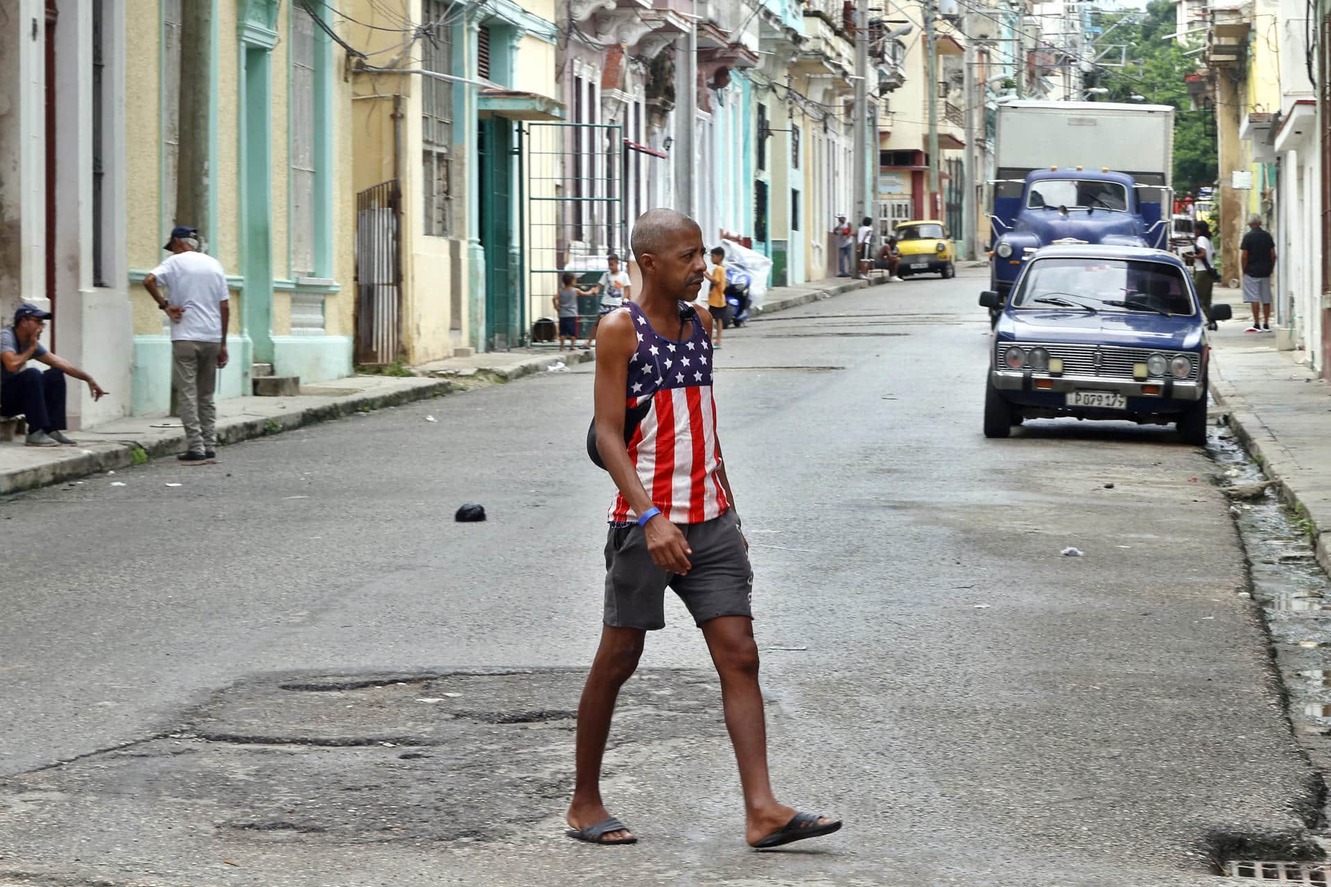 Un hombre camina con una camiseta con los colores de la bandera de Estados Unidos en La Habana (Cuba). EFE/ Ernesto Mastrascusa