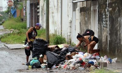 Dos personas buscan en la basura en Tapachula (México). Imagen de archivo. EFE/ Juan Manuel Blanco