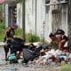 Dos personas buscan en la basura en Tapachula (México). Imagen de archivo. EFE/ Juan Manuel Blanco