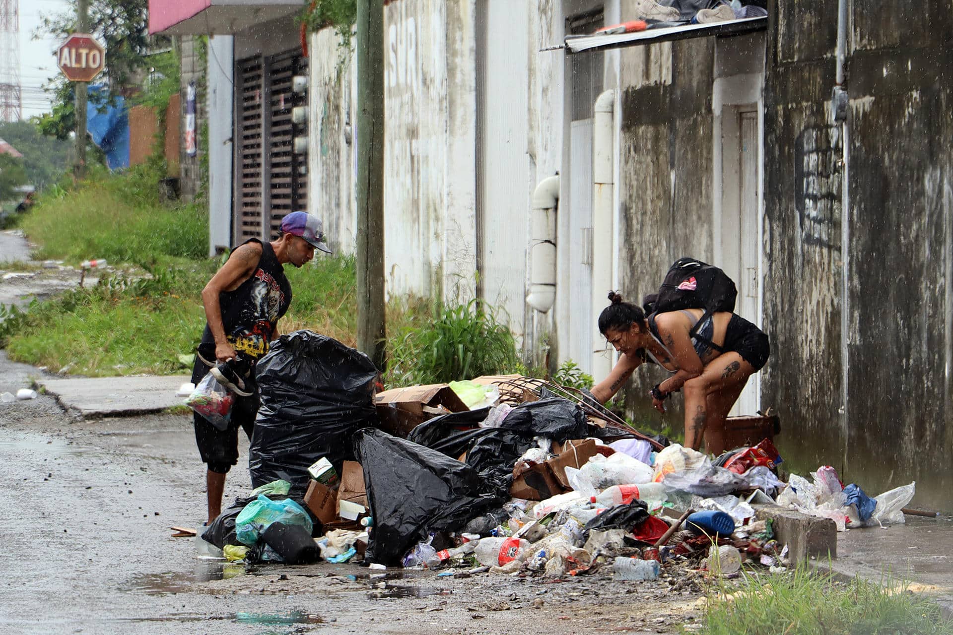 Dos personas buscan en la basura en Tapachula (México). Imagen de archivo. EFE/ Juan Manuel Blanco