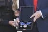 El presidente de Estados Unidos, Donald Trump (d), posa junto a la viuda Erika Kirk, durante la entrega de la Medalla Presidencial de la Libertad de manera póstuma al activista conservador Charlie Kirk este martes, en Washington (Estados Unidos). EFE/ Octavio Guzmán