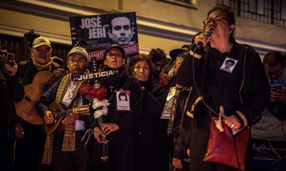 Personas asisten a una velatón este jueves, en homenaje a Eduardo Ruiz, quien falleció el miércoles durante las manifestaciones contra el Gobierno y el Congreso de Perú, en Lima (Perú). EFE/ John Reyes