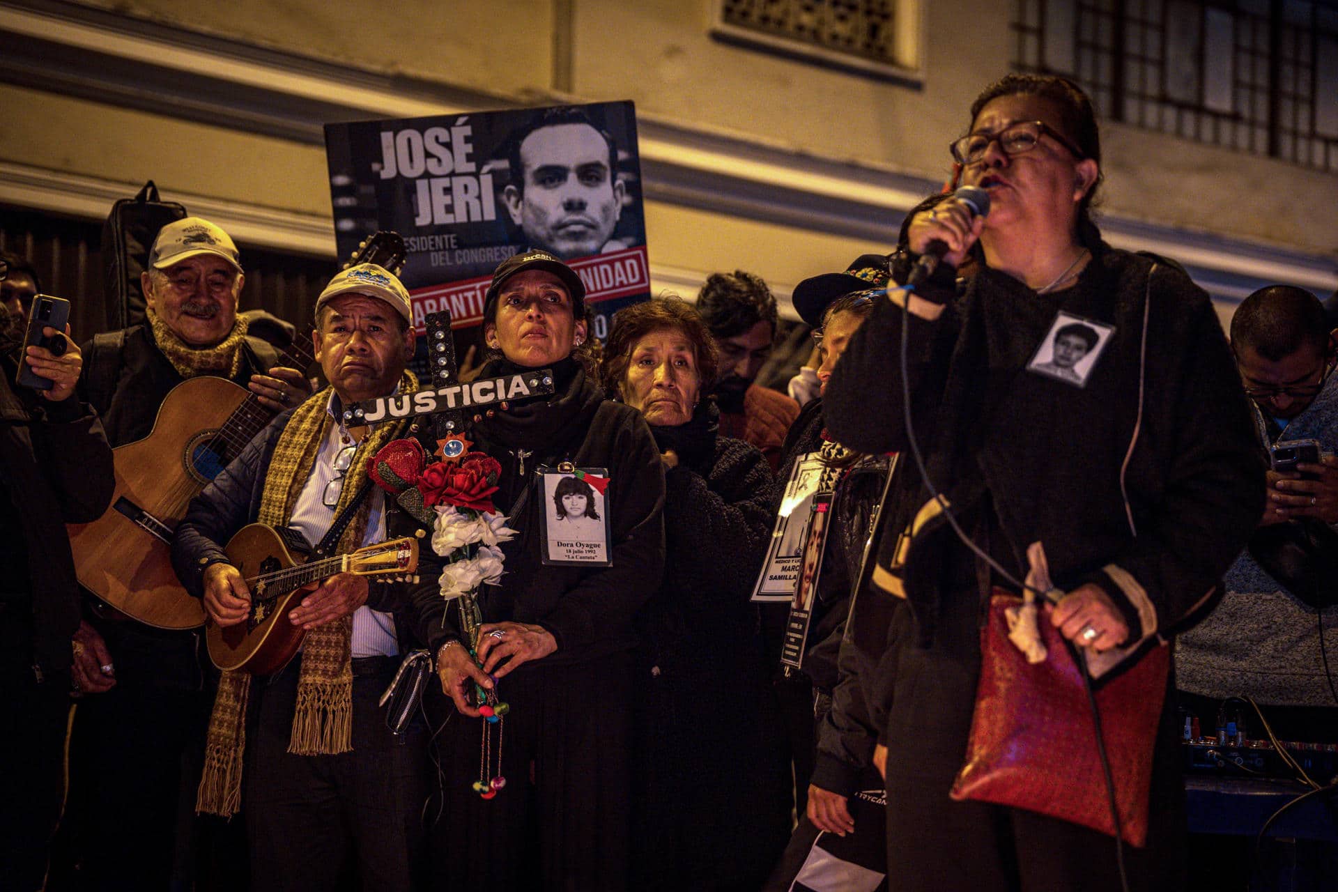 Personas asisten a una velatón este jueves, en homenaje a Eduardo Ruiz, quien falleció el miércoles durante las manifestaciones contra el Gobierno y el Congreso de Perú, en Lima (Perú). EFE/ John Reyes