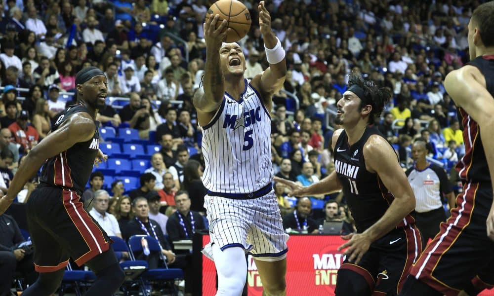 Paolo Benchero (c) de Orlando Magic se eleva entre jugadores del Miami Heat este sábado, en un partido de la pretemporada de la NBA jugado en en el Coliseo José Miguel Agrelot, de San Juan. EFE/ Thais Llorca