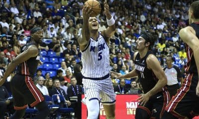 Paolo Benchero (c) de Orlando Magic se eleva entre jugadores del Miami Heat este sábado, en un partido de la pretemporada de la NBA jugado en en el Coliseo José Miguel Agrelot, de San Juan. EFE/ Thais Llorca