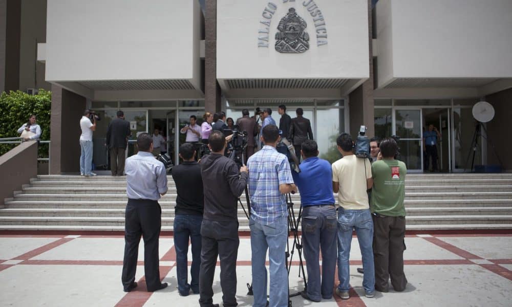 Fotografía de archivo de un grupo de periodistas apostados frente la Corte Suprema de Justicia de Honduras, en Tegucigalpa. EFE/Gustavo Amador