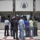 Fotografía de archivo de un grupo de periodistas apostados frente la Corte Suprema de Justicia de Honduras, en Tegucigalpa. EFE/Gustavo Amador