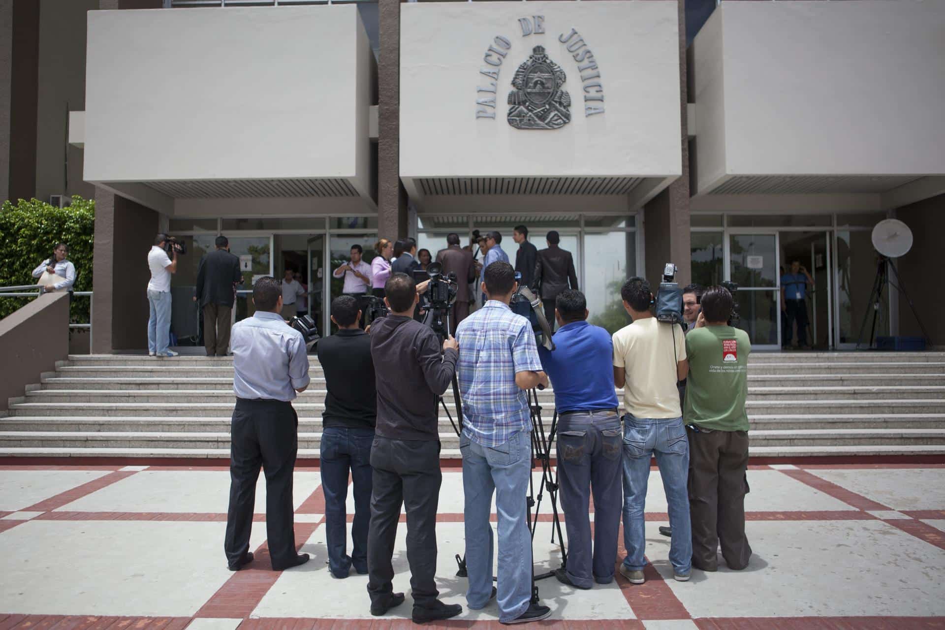Fotografía de archivo de un grupo de periodistas apostados frente la Corte Suprema de Justicia de Honduras, en Tegucigalpa. EFE/Gustavo Amador
