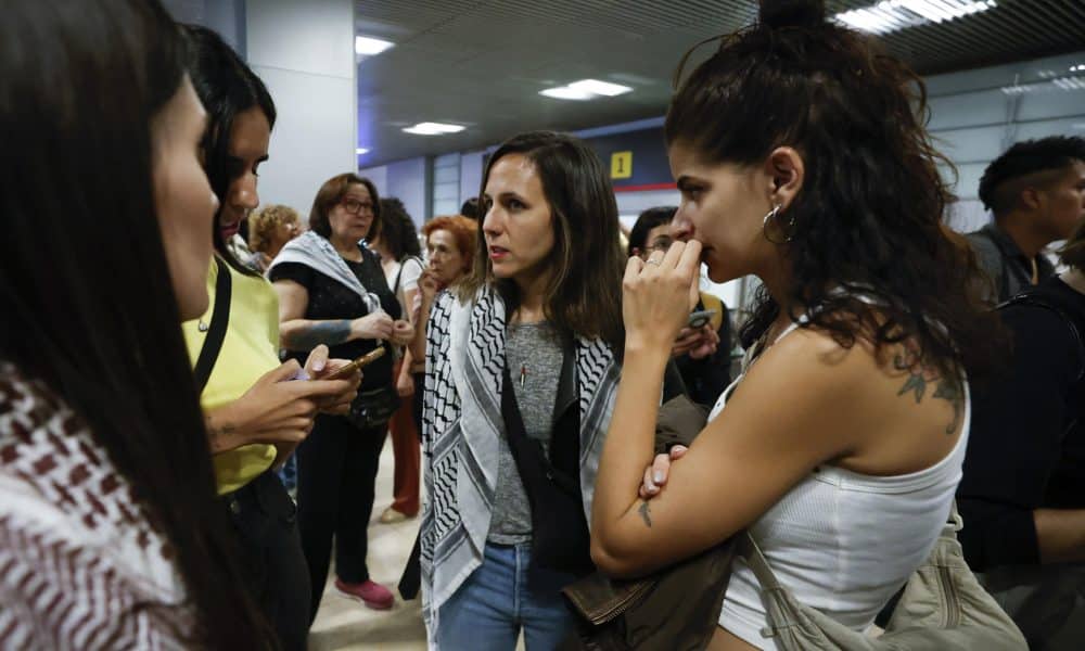 La líder de Podemos, Ione Belarra (c), en el aeropuerto de Barajas, en Madrid, donde el primer grupo de 21 activistas españoles de la Global Sumud Flotilla ha aterrizado este domingo, junto a varios compañeros de Países Bajos y Portugal, tras ser detenidos por Israel cuando intentaban llegar por mar a la Franja de Gaza con ayuda humanitaria. EFE/Javier Lizón