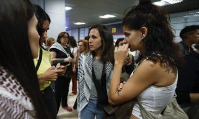 La líder de Podemos, Ione Belarra (c), en el aeropuerto de Barajas, en Madrid, donde el primer grupo de 21 activistas españoles de la Global Sumud Flotilla ha aterrizado este domingo, junto a varios compañeros de Países Bajos y Portugal, tras ser detenidos por Israel cuando intentaban llegar por mar a la Franja de Gaza con ayuda humanitaria. EFE/Javier Lizón