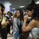 La líder de Podemos, Ione Belarra (c), en el aeropuerto de Barajas, en Madrid, donde el primer grupo de 21 activistas españoles de la Global Sumud Flotilla ha aterrizado este domingo, junto a varios compañeros de Países Bajos y Portugal, tras ser detenidos por Israel cuando intentaban llegar por mar a la Franja de Gaza con ayuda humanitaria. EFE/Javier Lizón