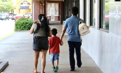 Fotografía del 26 de julio de 2025 de una familia hispana caminando en Buford Highway, el corazón de la comunidad hispana en la zona metropolitana de Atlanta, Georgia (Estados Unidos). Fotografía de archivo. EFE/ Marcelo Wheelock