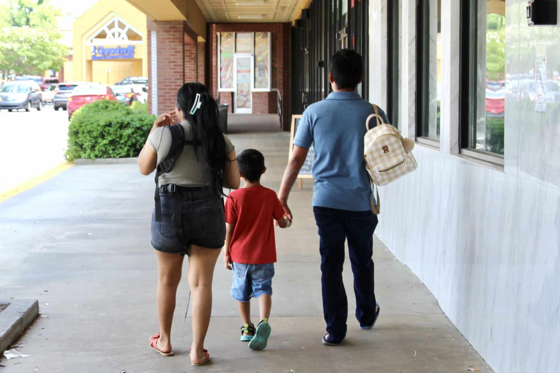 Fotografía del 26 de julio de 2025 de una familia hispana caminando en Buford Highway, el corazón de la comunidad hispana en la zona metropolitana de Atlanta, Georgia (Estados Unidos). Fotografía de archivo. EFE/ Marcelo Wheelock