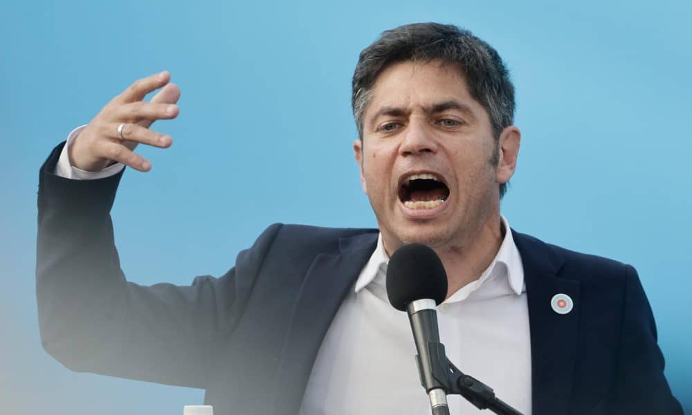 El gobernador peronista de la provincia de Buenos Aires, Axel Kicillof, habla durante un evento de cierre de campaña este jueves, en Buenos Aires (Argentina). EFE/Juan Ignacio Roncoroni