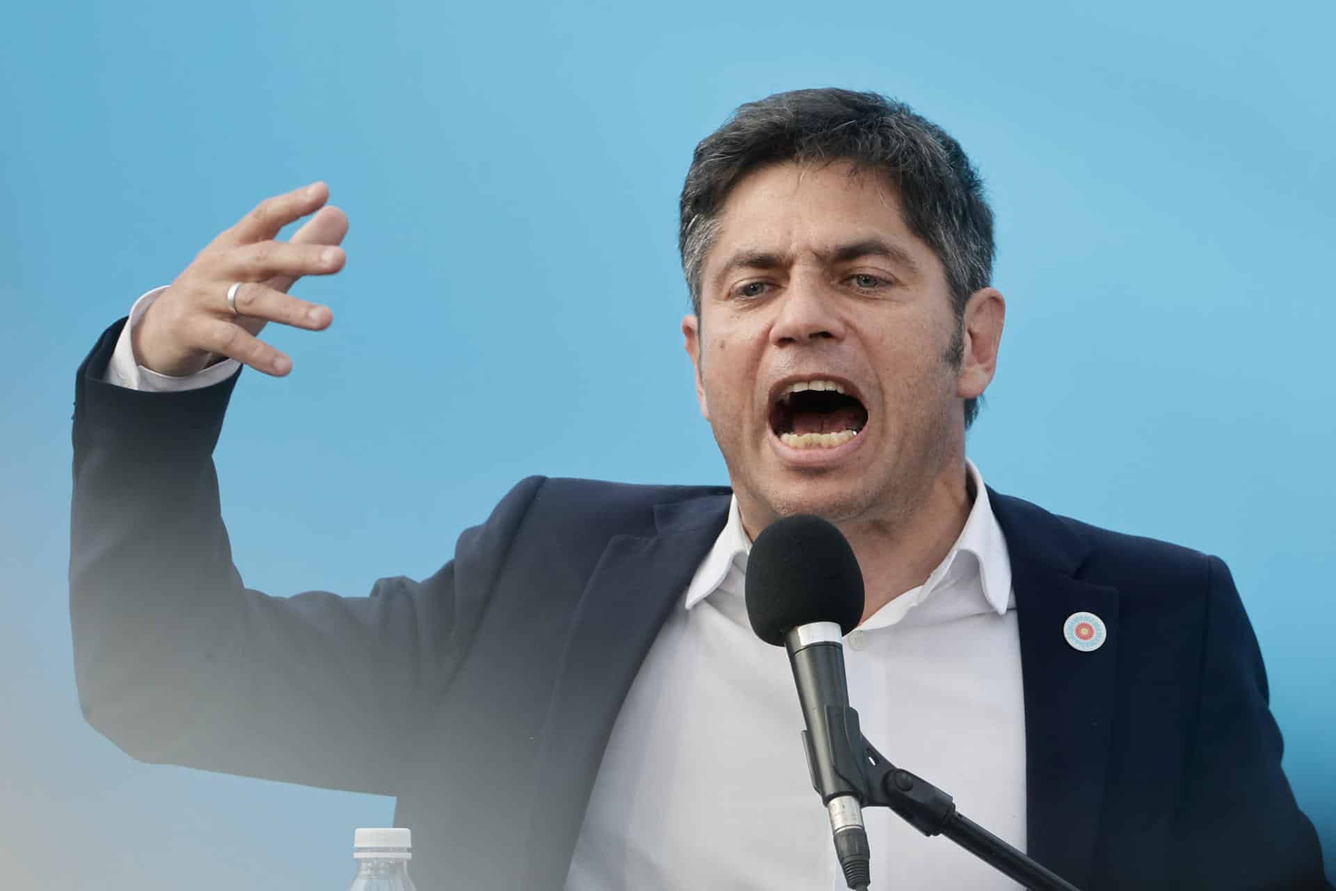 El gobernador peronista de la provincia de Buenos Aires, Axel Kicillof, habla durante un evento de cierre de campaña este jueves, en Buenos Aires (Argentina). EFE/Juan Ignacio Roncoroni