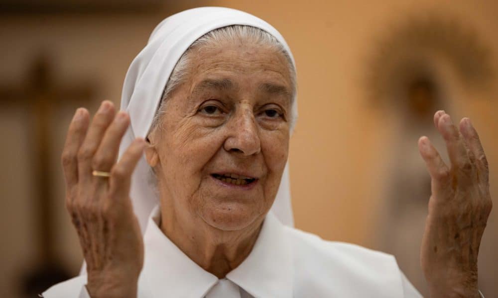 Fotografía del 6 de octubre de 2025 de la religiosa María Concepción Gómez hablando durante una entrevista con EFE, en Caracas (Venezuela). EFE/ Ronald Peña R