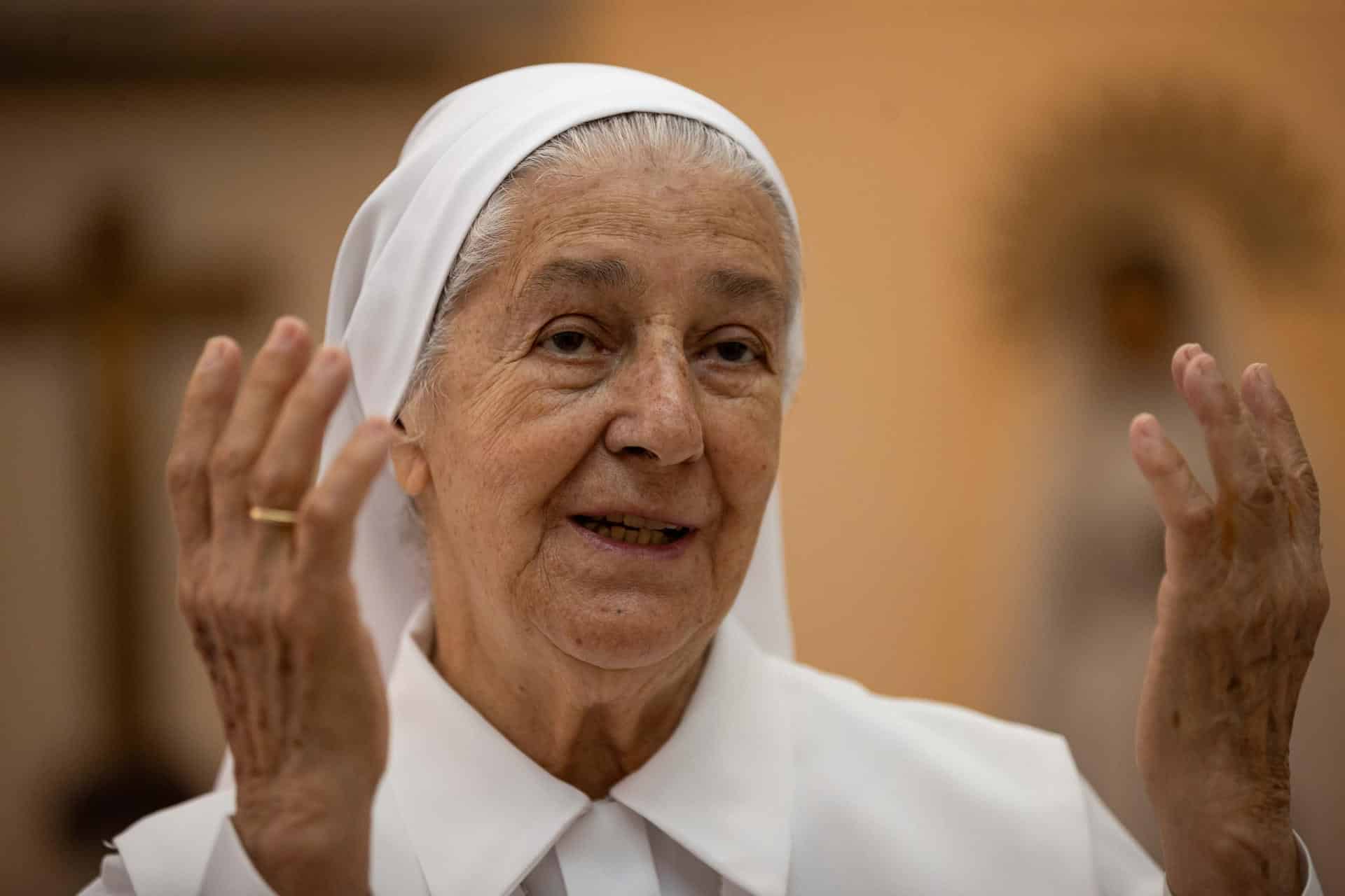Fotografía del 6 de octubre de 2025 de la religiosa María Concepción Gómez hablando durante una entrevista con EFE, en Caracas (Venezuela). EFE/ Ronald Peña R