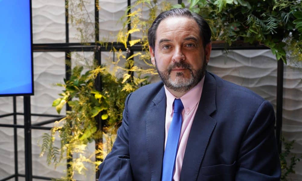 El secretario general de la Organización Latinoamericana de Energía (Olade), Andrés Rebolledo, posa en una entrevista con EFE, en Santiago (Chile). EFE/ Alberto Peña
