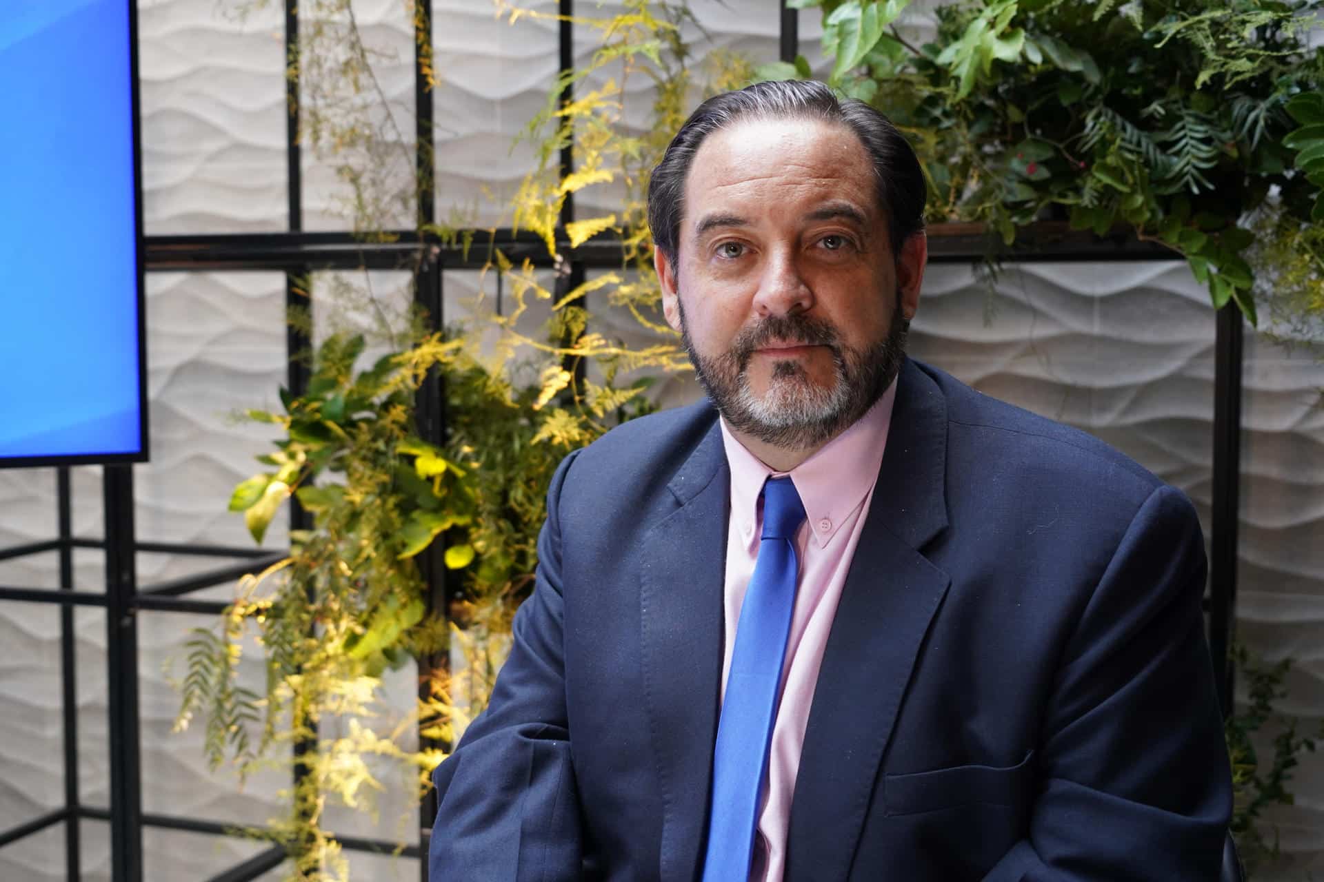 El secretario general de la Organización Latinoamericana de Energía (Olade), Andrés Rebolledo, posa en una entrevista con EFE, en Santiago (Chile). EFE/ Alberto Peña