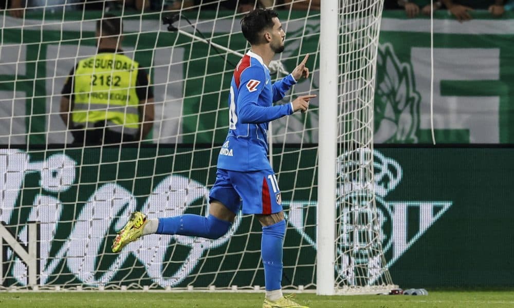 El centrocampista del Atlético de Madrid, Álex Baena, tras conseguir el segundo gol del equipo colchonero durante el partido de la jornada 10 de LaLiga EA Sports que Real Betis y Atlético de Madrid disputaron en el Estadio La Cartuja de Sevilla. EFE/ Julio Muñoz