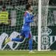El centrocampista del Atlético de Madrid, Álex Baena, tras conseguir el segundo gol del equipo colchonero durante el partido de la jornada 10 de LaLiga EA Sports que Real Betis y Atlético de Madrid disputaron en el Estadio La Cartuja de Sevilla. EFE/ Julio Muñoz