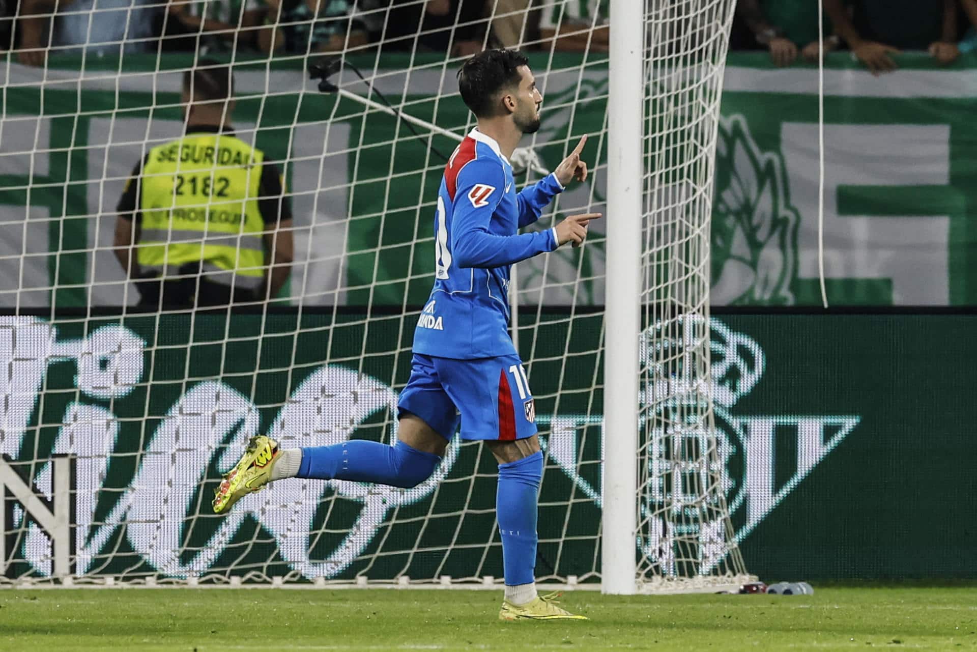 El centrocampista del Atlético de Madrid, Álex Baena, tras conseguir el segundo gol del equipo colchonero durante el partido de la jornada 10 de LaLiga EA Sports que Real Betis y Atlético de Madrid disputaron en el Estadio La Cartuja de Sevilla. EFE/ Julio Muñoz