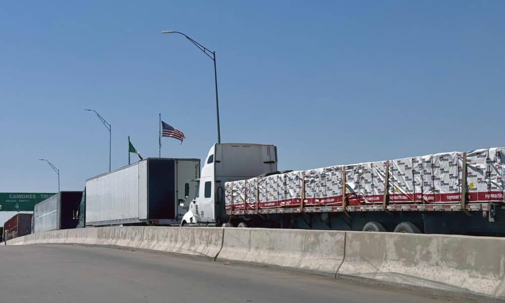 Fotografía que muestra camiones esperando para cruzar a Estados Unidos en el Puente Internacional Zaragoza en Ciudad Juárez (México). Imagen de archivo. EFE/ Luis Torres