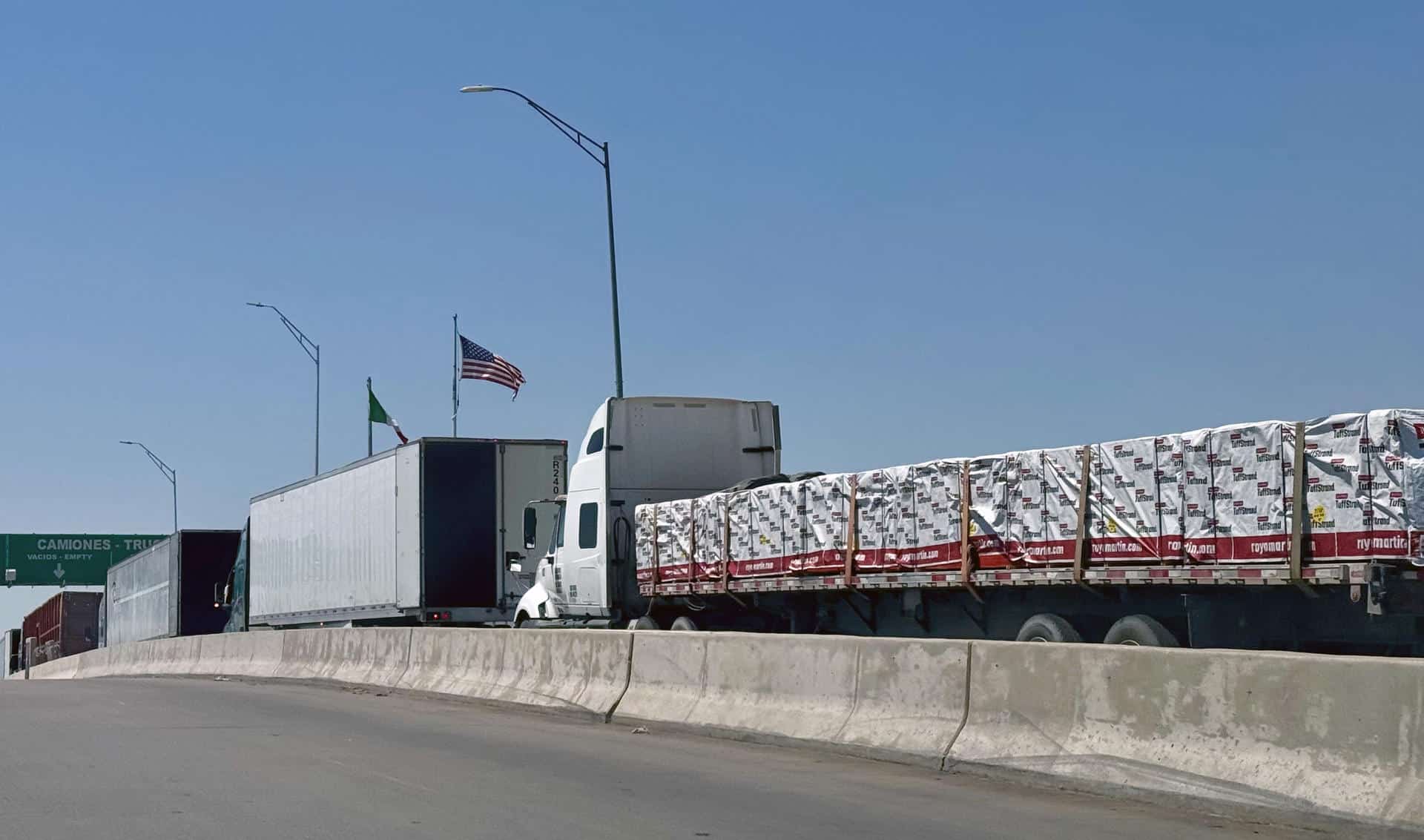 Fotografía que muestra camiones esperando para cruzar a Estados Unidos en el Puente Internacional Zaragoza en Ciudad Juárez (México). Imagen de archivo. EFE/ Luis Torres