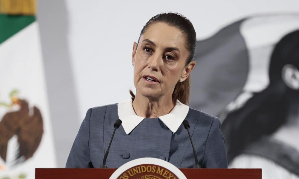 La presidenta de México, Claudia Sheinbaum, habla durante una rueda de prensa este miércoles, en Palacio Nacional de la Ciudad de México (México). EFE/José Méndez