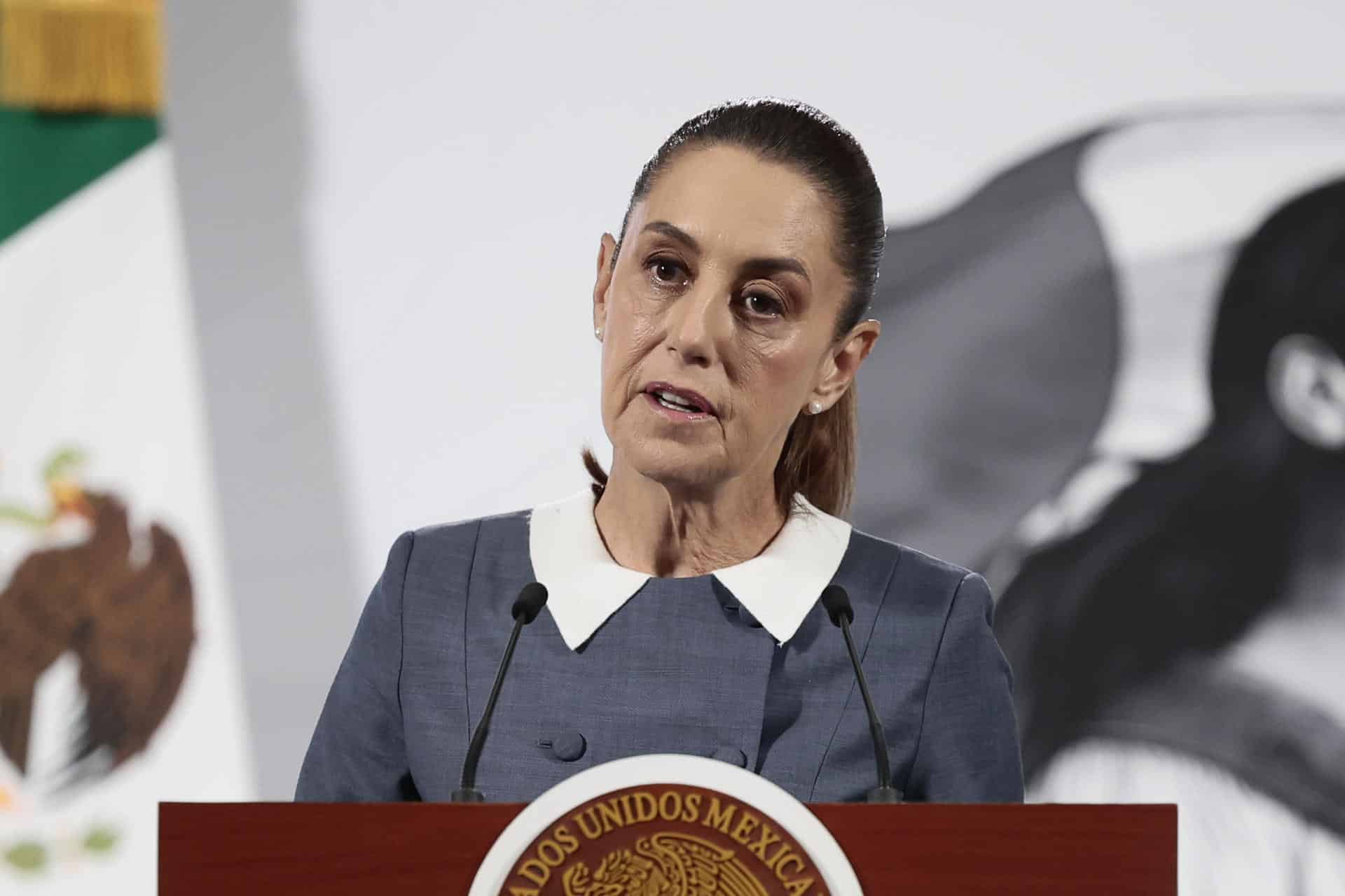 La presidenta de México, Claudia Sheinbaum, habla durante una rueda de prensa este miércoles, en Palacio Nacional de la Ciudad de México (México). EFE/José Méndez