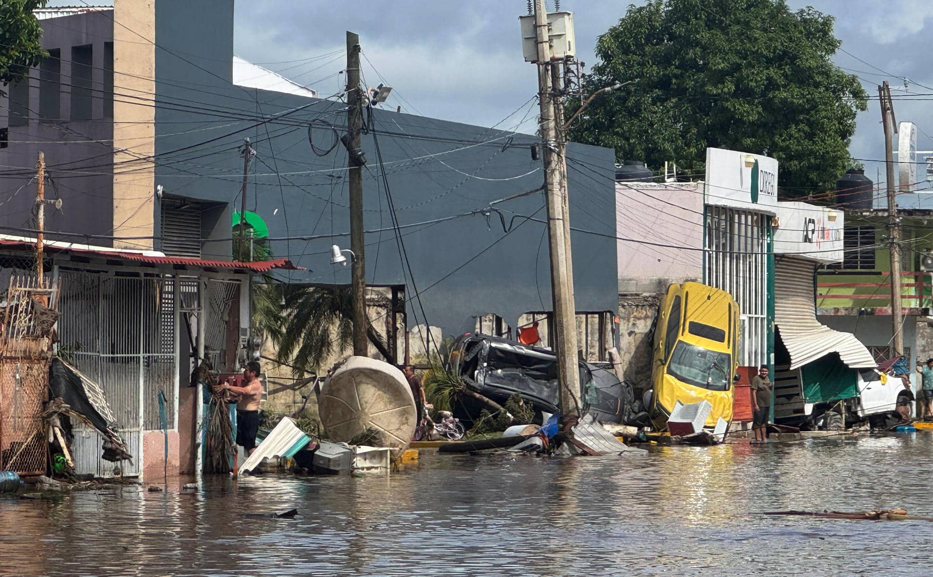 Fotografía que muestra una inundación y los daños causados por fuertes lluvias este viernes, en Poza Rica (México). EFE/ Miguel Victoria