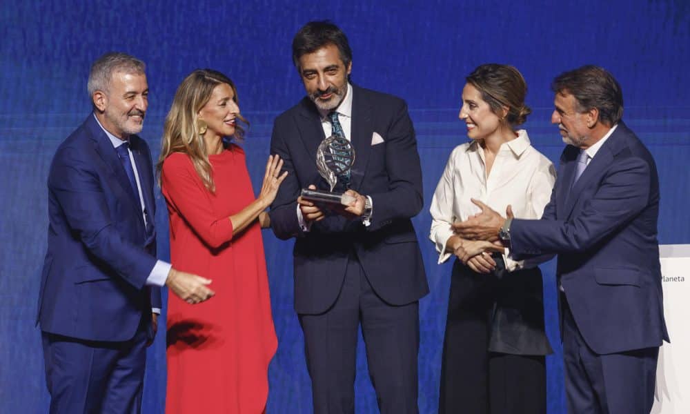 El escritor Juan del Val (c) acompañado por el alcalde de Barcelona, Jaume Collbini (i), la ministra de Trabajo, Yolanda Díaz (2i), la escritora Ángeles Banzas y el presidente del Grupo Planeta, José Creuheras, tras recibir el premio Planeta por la novela 'Vera, una historia de amor' durante la gala celebrada este miércoles en Barcelona. EFE/Quique García