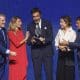 El escritor Juan del Val (c) acompañado por el alcalde de Barcelona, Jaume Collbini (i), la ministra de Trabajo, Yolanda Díaz (2i), la escritora Ángeles Banzas y el presidente del Grupo Planeta, José Creuheras, tras recibir el premio Planeta por la novela 'Vera, una historia de amor' durante la gala celebrada este miércoles en Barcelona. EFE/Quique García